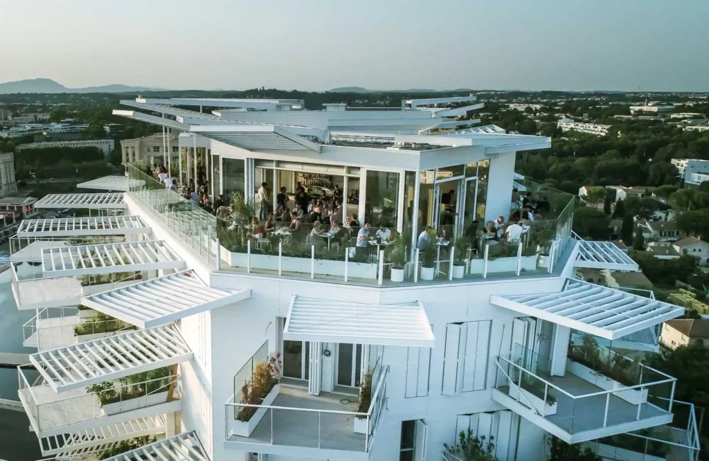 Une photo du rooftop à Montpellier de l'Arbre Blanc vue d'en haut.