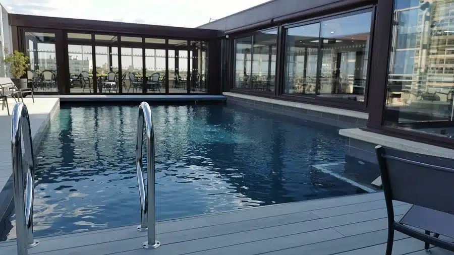 Une photo du rooftop de Montpellier le Vertigo avec une vue sur la piscine.