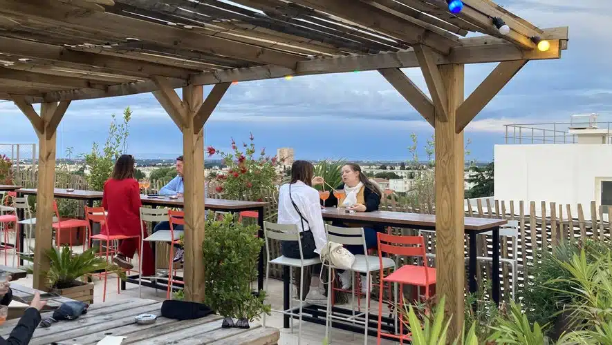 Une photo du rooftop Nonna Gioia de Montpellier avec une vue sur place.