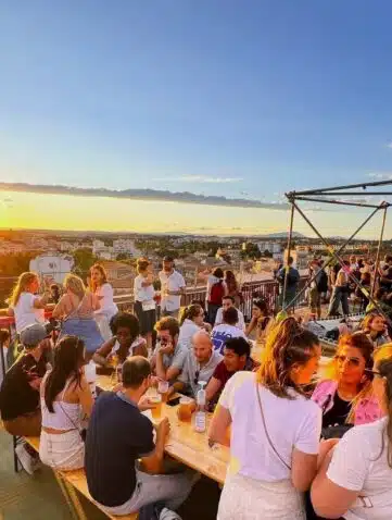 une photo en plongée du rooftop du Corum à Montpellier