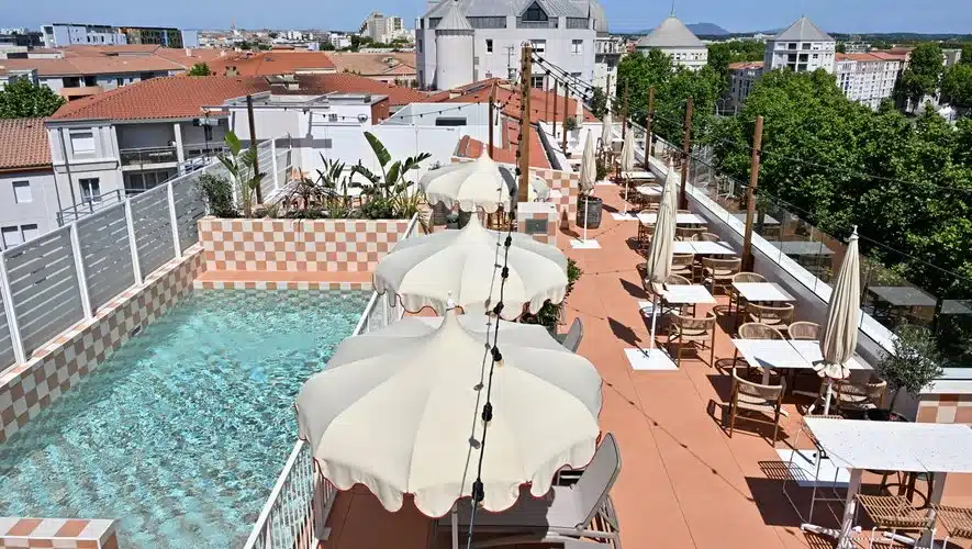 Une photo du rooftop du Miranove avec une vue sur la piscine.