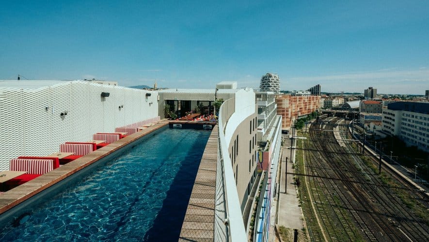 Une photo du rooftop du Nonna Gioia avec une vue sur la piscine.