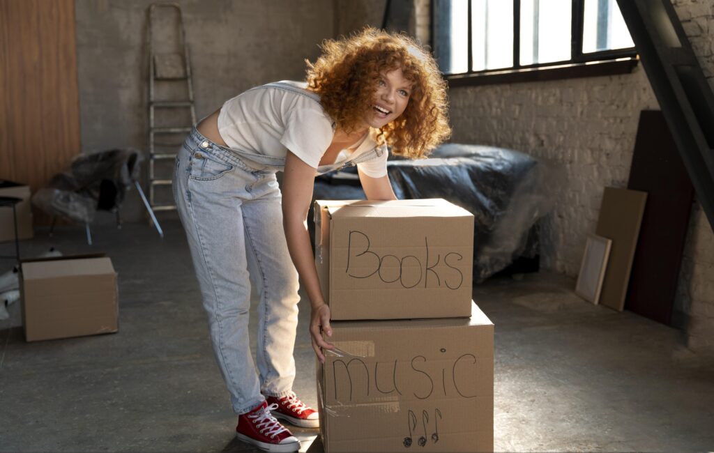 Femme préparant ses cartons et son changement d’adresse avant le déménagement