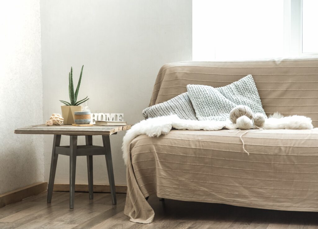 sur la photo on voit un canapé beige et une décoration neutre