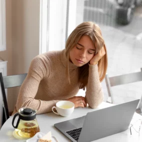 Photo d'une femme qui s'ennuie chez soi