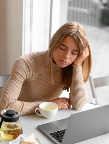 Photo d'une femme qui s'ennuie chez soi