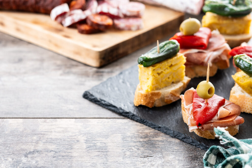 Sur la photo il y a une planche de tapas 