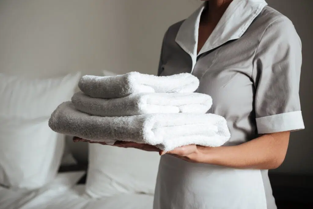 La photo est dame qui tient des serviettes dans ces mains 
