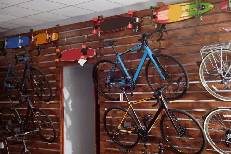 photo d'un magasin de vélo ou sont accroché plusieur vélos sur le mur