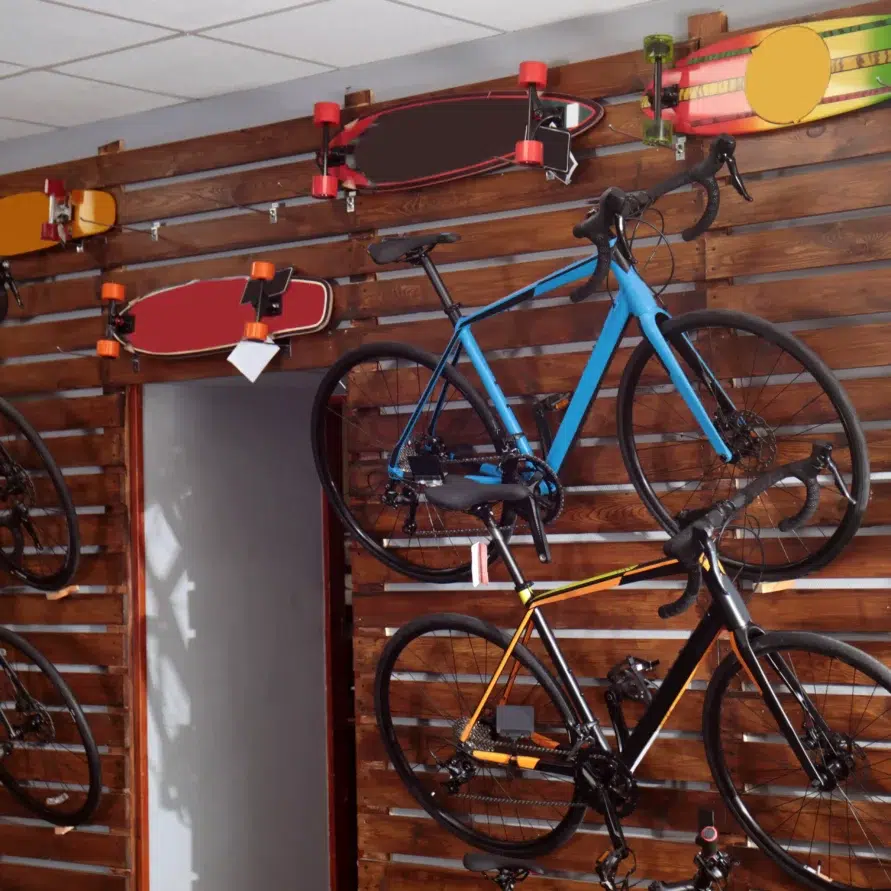 photo d'un magasin de vélo ou sont accroché plusieur vélos sur le mur
