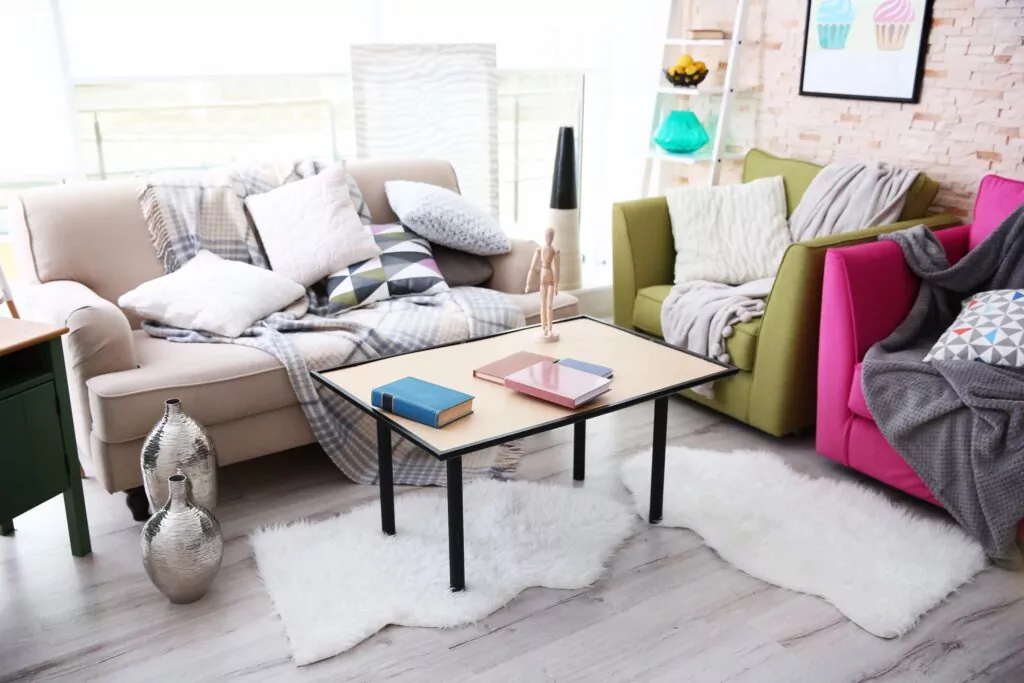 salon en désordre et veut gagner de la place 