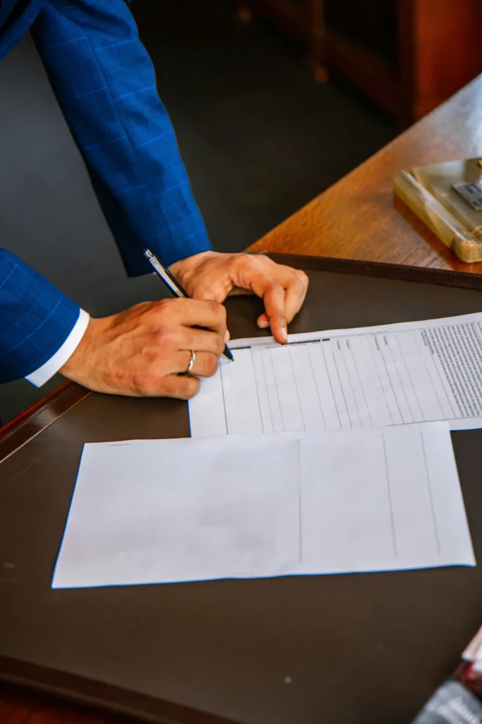 photo d'un notaire qui signe un document pour un refus de succession