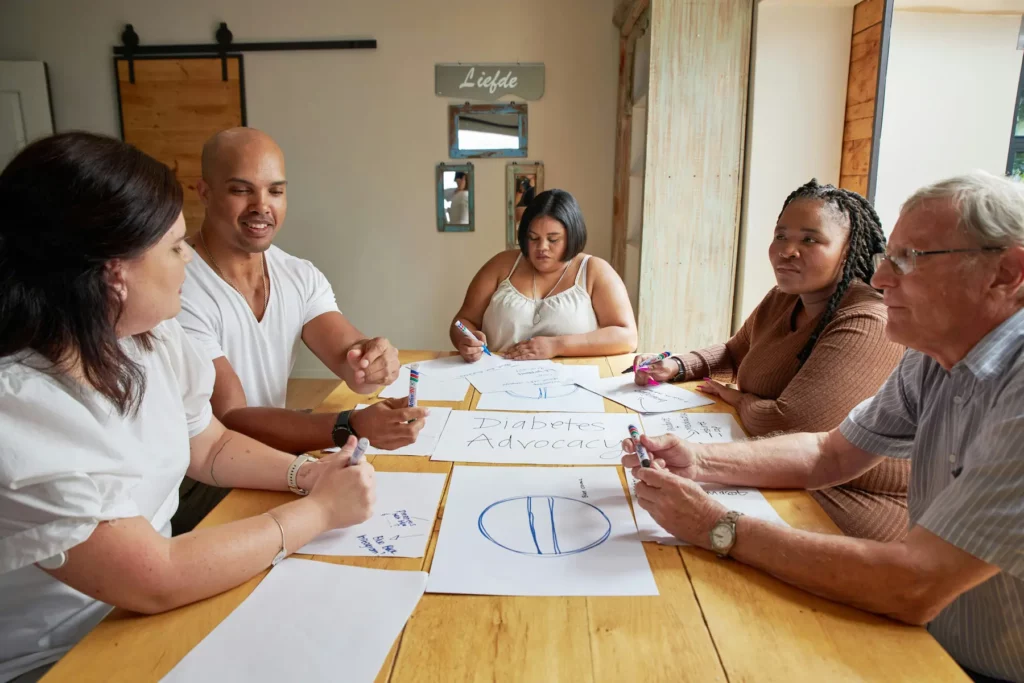 Une famille qui discute de quoi faire des meubles en cas de refus de succession